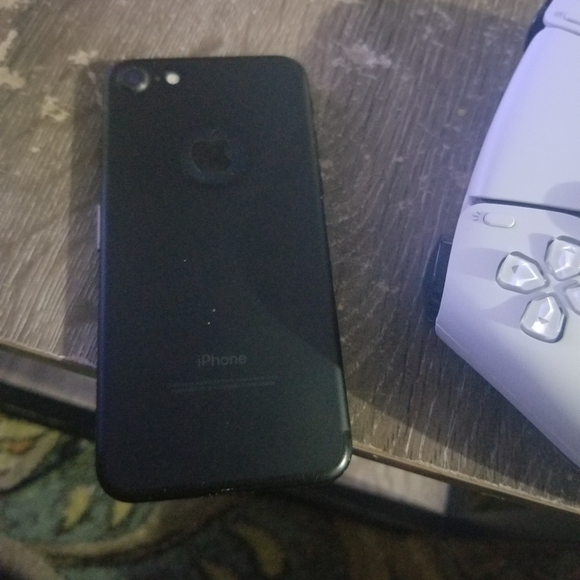 iPhone 7 - Picture 1 of 2